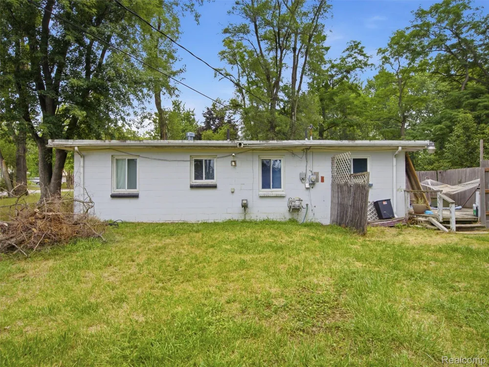 5495 Savoy Drive Waterford Charter Township, MI 48327