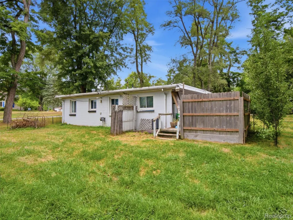5495 Savoy Drive Waterford Charter Township, MI 48327