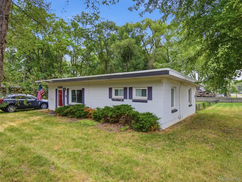 5495 Savoy Drive Waterford Charter Township, MI 48327