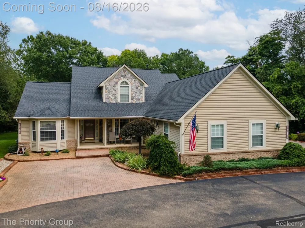 1761 Twin Lakes Boulevard E Oxford Charter Township, MI 48371
