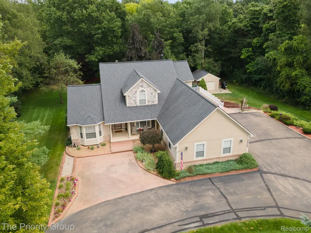 1761 Twin Lakes Boulevard E Oxford Charter Township, MI 48371