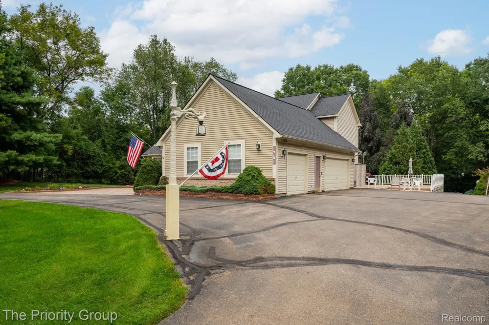 1761 Twin Lakes Boulevard E Oxford Charter Township, MI 48371