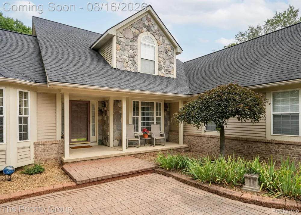 1761 Twin Lakes Boulevard E Oxford Charter Township, MI 48371