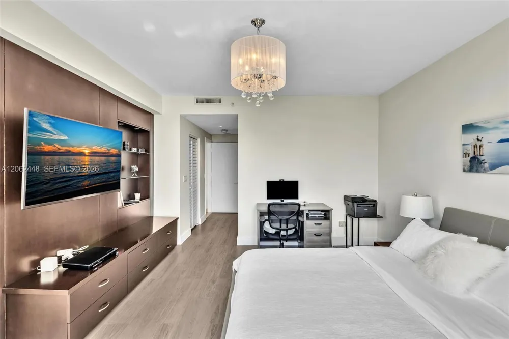 848 Brickell Key Dr #1805 Miami, FL 33131