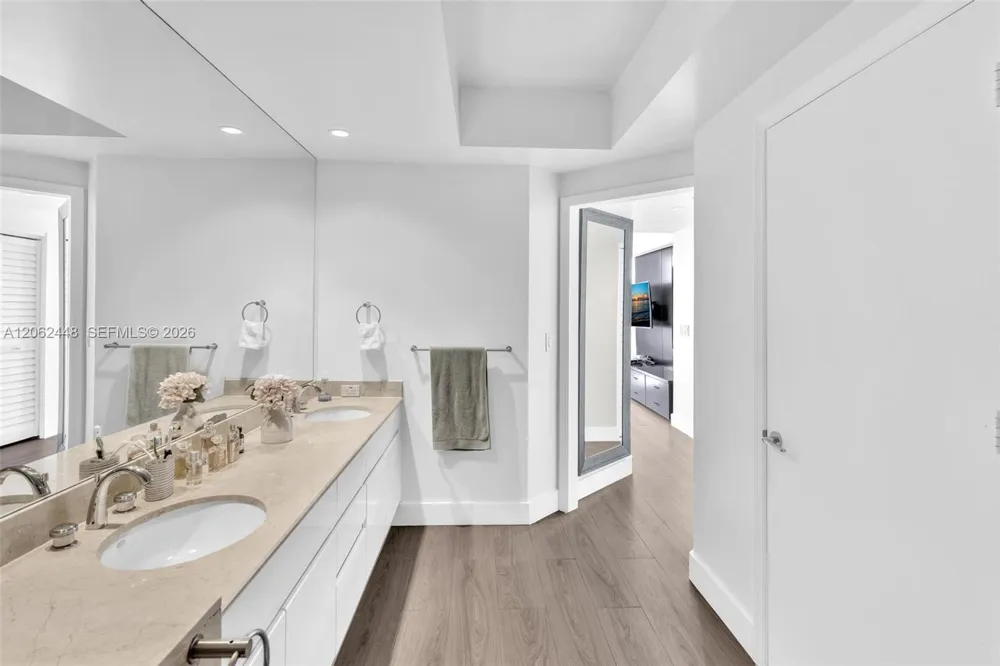 848 Brickell Key Dr #1805 Miami, FL 33131