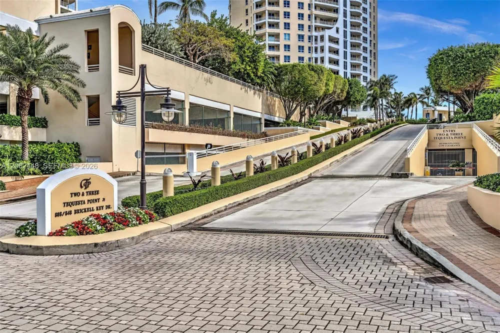 848 Brickell Key Dr #1805 Miami, FL 33131