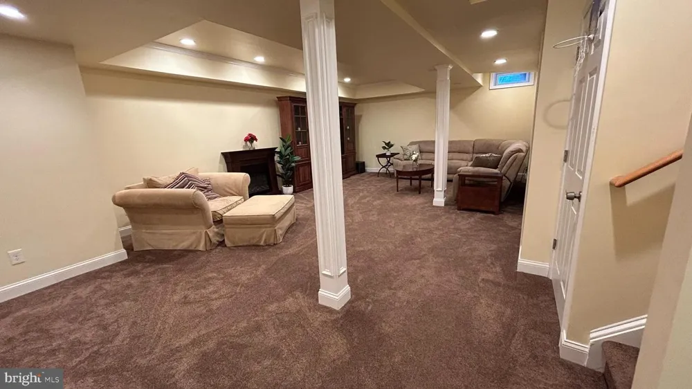 19 WHARTON DRIVE Glen Mills, PA 19342