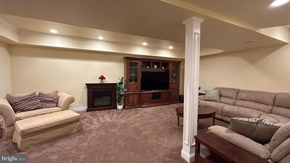 19 WHARTON DRIVE Glen Mills, PA 19342