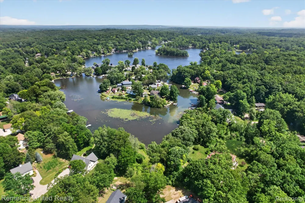 11521 Westshore Drive Putnam Township, MI 48169