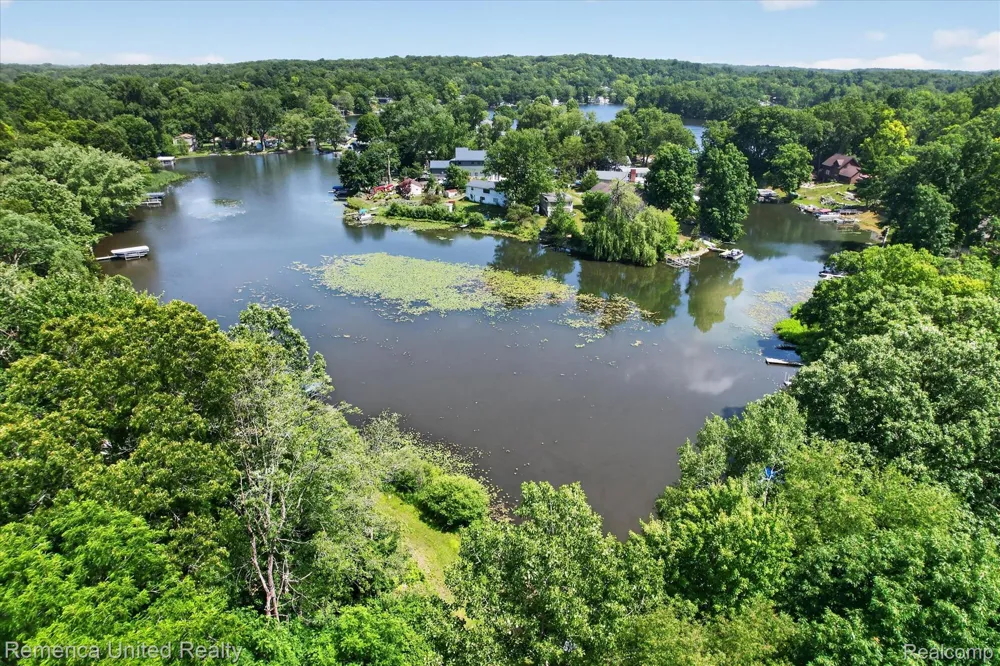 11521 Westshore Drive Putnam Township, MI 48169