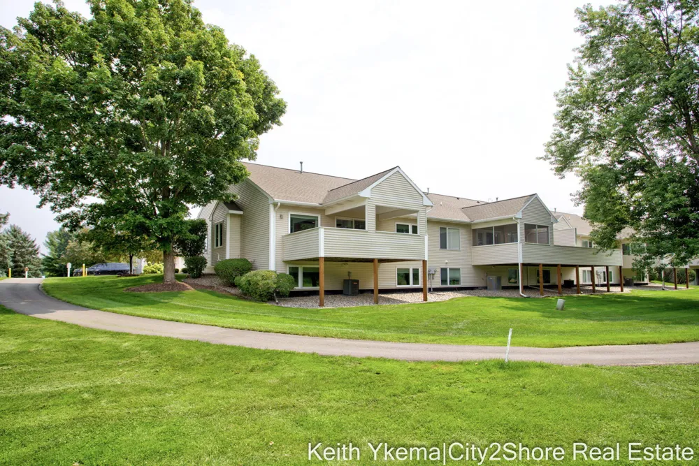 6185 Gleneagle Highlands Drive Hudsonville, MI 49426