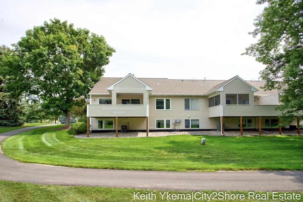 6185 Gleneagle Highlands Drive Hudsonville, MI 49426