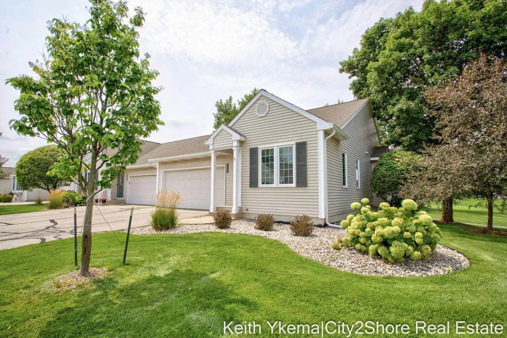 6185 Gleneagle Highlands Drive Hudsonville, MI 49426