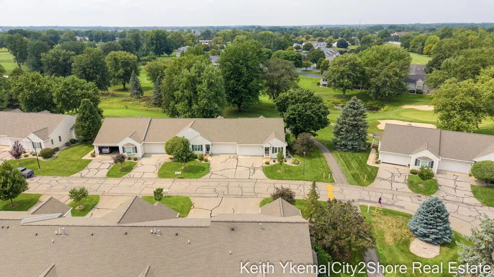 6185 Gleneagle Highlands Drive Hudsonville, MI 49426