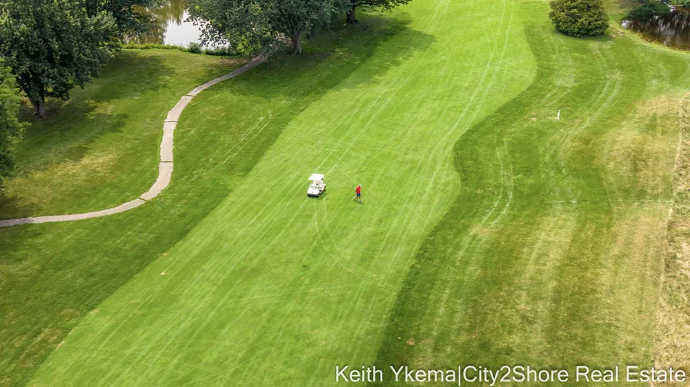 6185 Gleneagle Highlands Drive Hudsonville, MI 49426