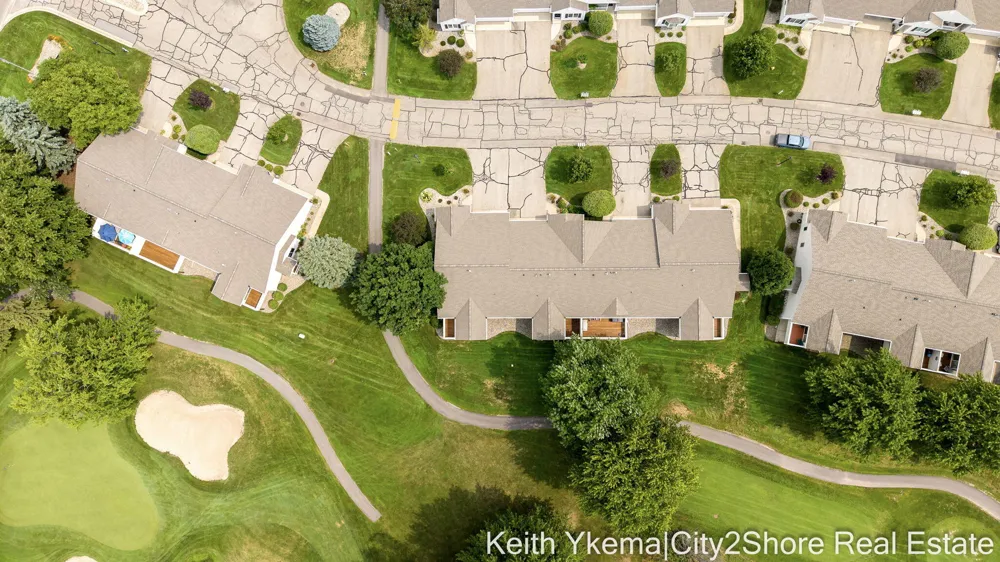 6185 Gleneagle Highlands Drive Hudsonville, MI 49426