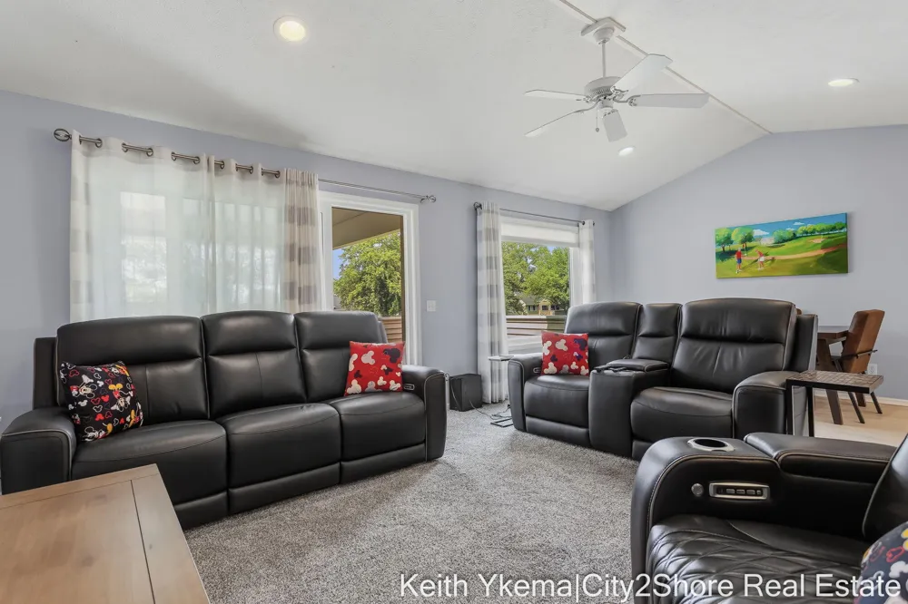 6185 Gleneagle Highlands Drive Hudsonville, MI 49426