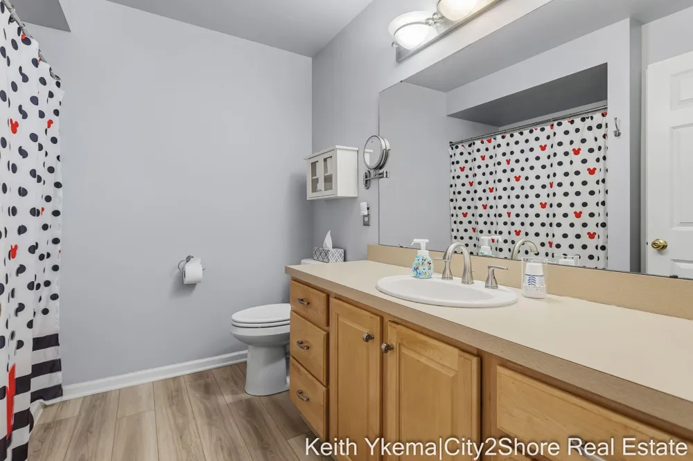 6185 Gleneagle Highlands Drive Hudsonville, MI 49426
