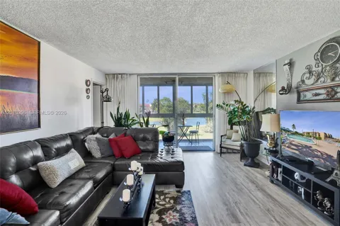 9461 Sunrise Lakes Blvd #208