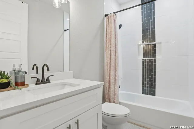 109 W Short Meadow Lytle, TX 78052