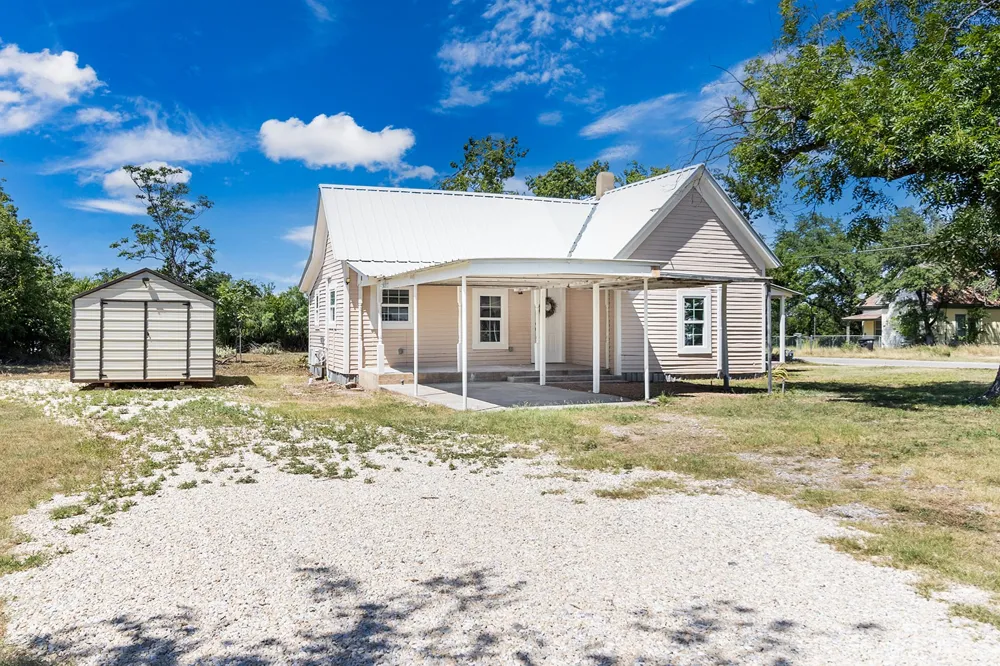 906 S Walnut Brady, TX 76825