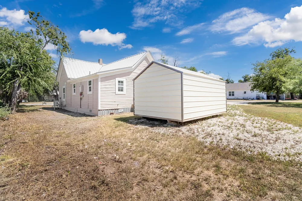 906 S Walnut Brady, TX 76825
