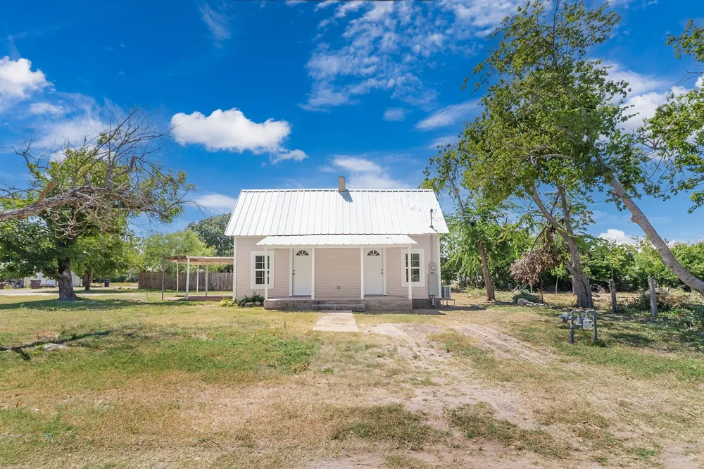 906 S Walnut Brady, TX 76825