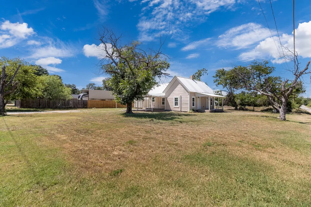 906 S Walnut Brady, TX 76825
