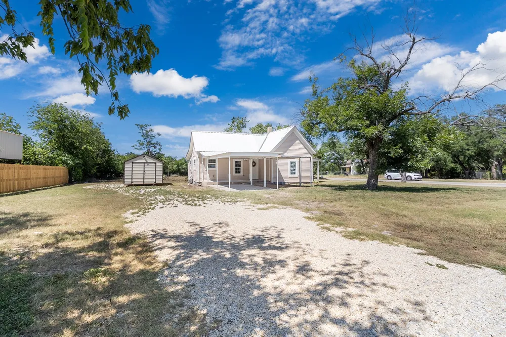 906 S Walnut Brady, TX 76825