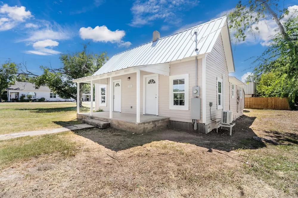 906 S Walnut Brady, TX 76825
