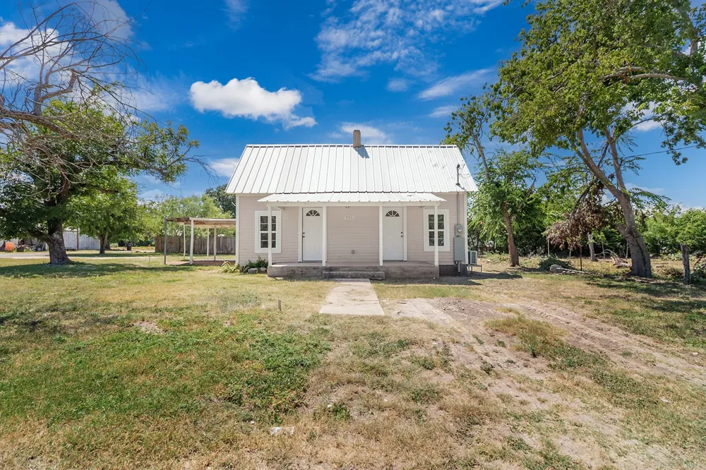906 S Walnut Brady, TX 76825