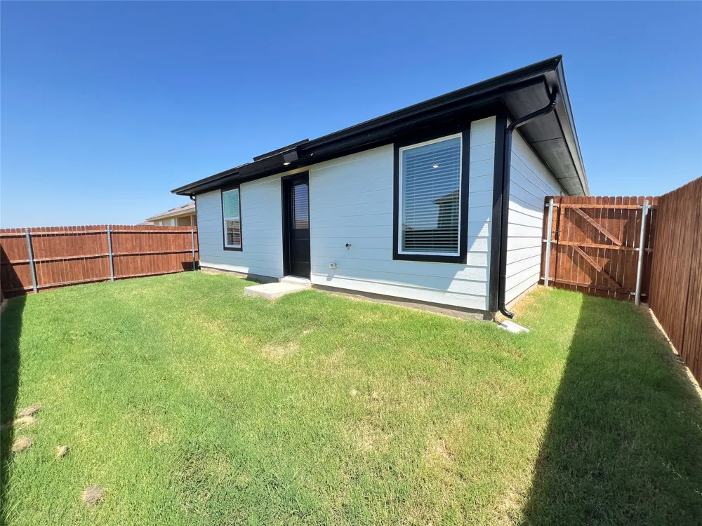 5557 Rollins Drive Krum, TX 76249