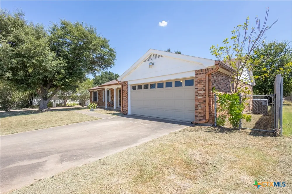 1504 W 6th Street McGregor, TX 76657
