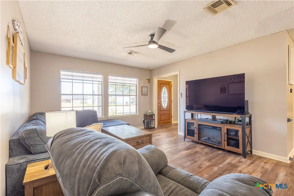 1504 W 6th Street McGregor, TX 76657