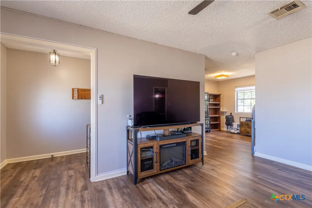 1504 W 6th Street McGregor, TX 76657