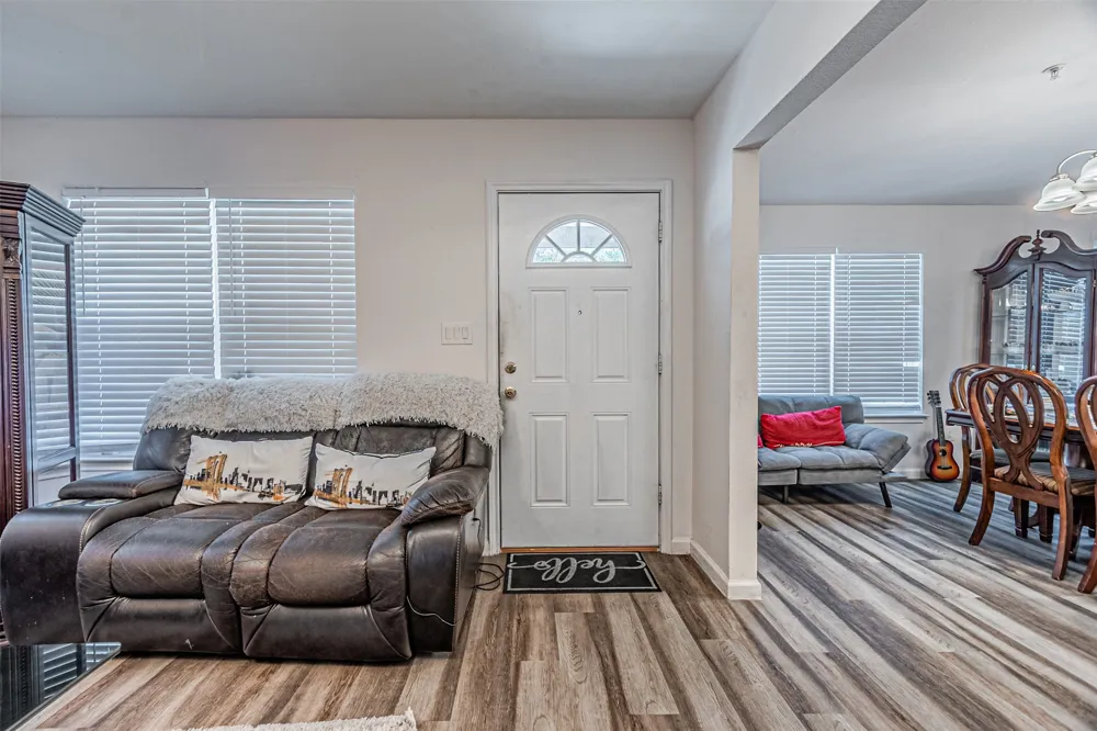 1109 E AVENUE Plano, TX 75074