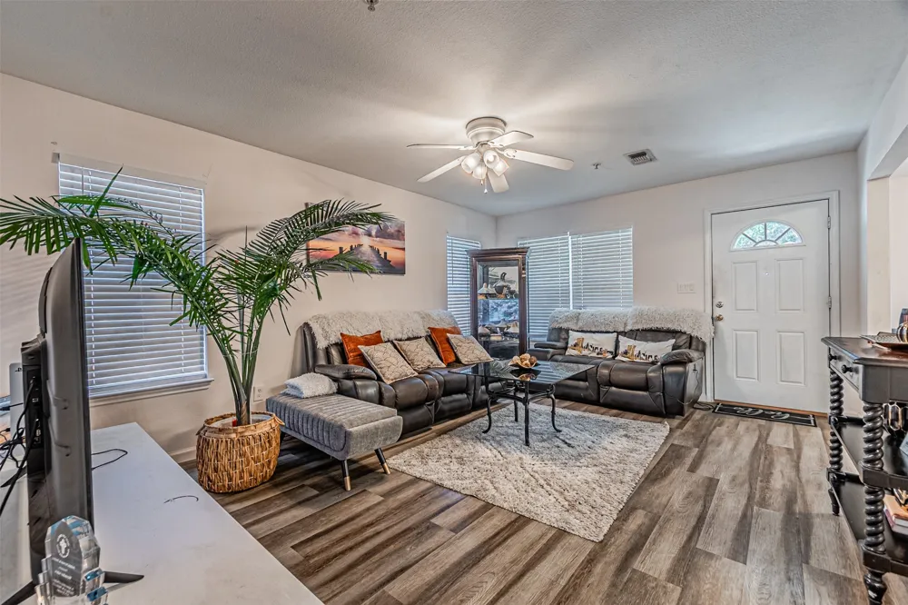 1109 E AVENUE Plano, TX 75074