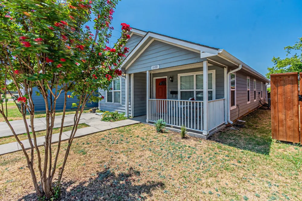 1109 E AVENUE Plano, TX 75074