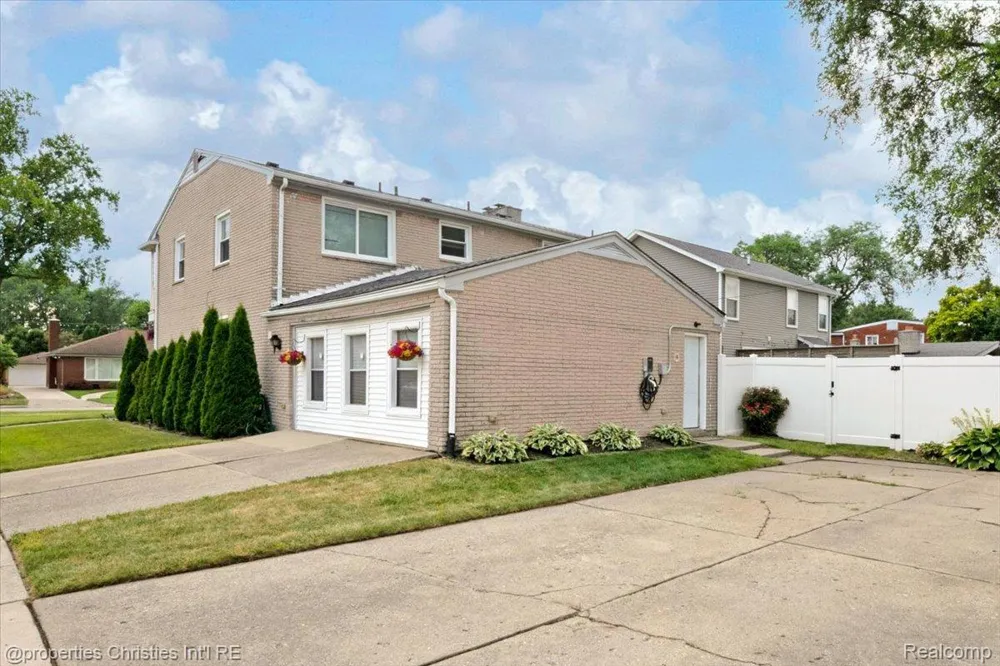 24600 Manistee Street Oak Park City, MI 48237