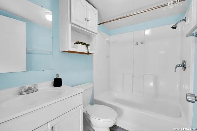 1114 Hough Adkins, TX 78101