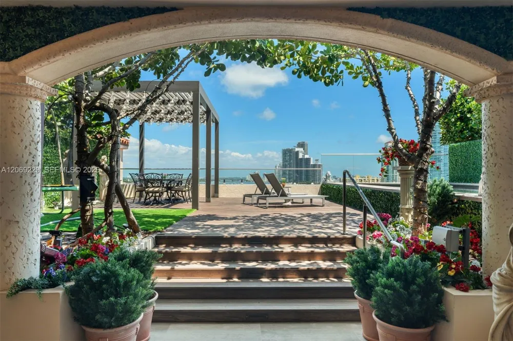 6893 Fisher Island Dr 6893 Lphcenter #6893 Miami Beach, FL 33109