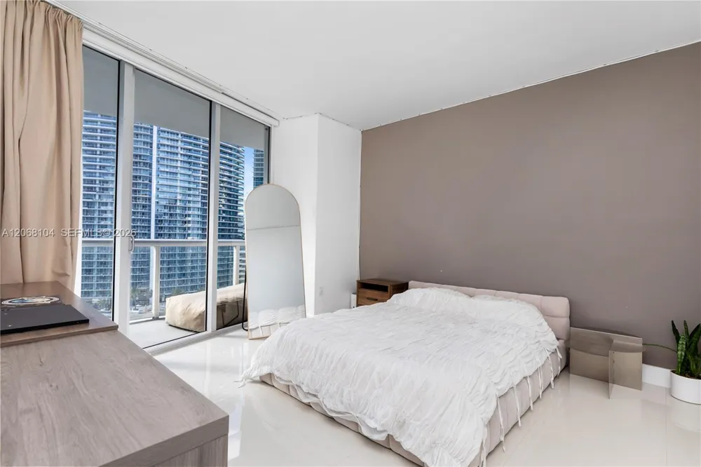 465 Brickell Ave #2504 Miami, FL 33131