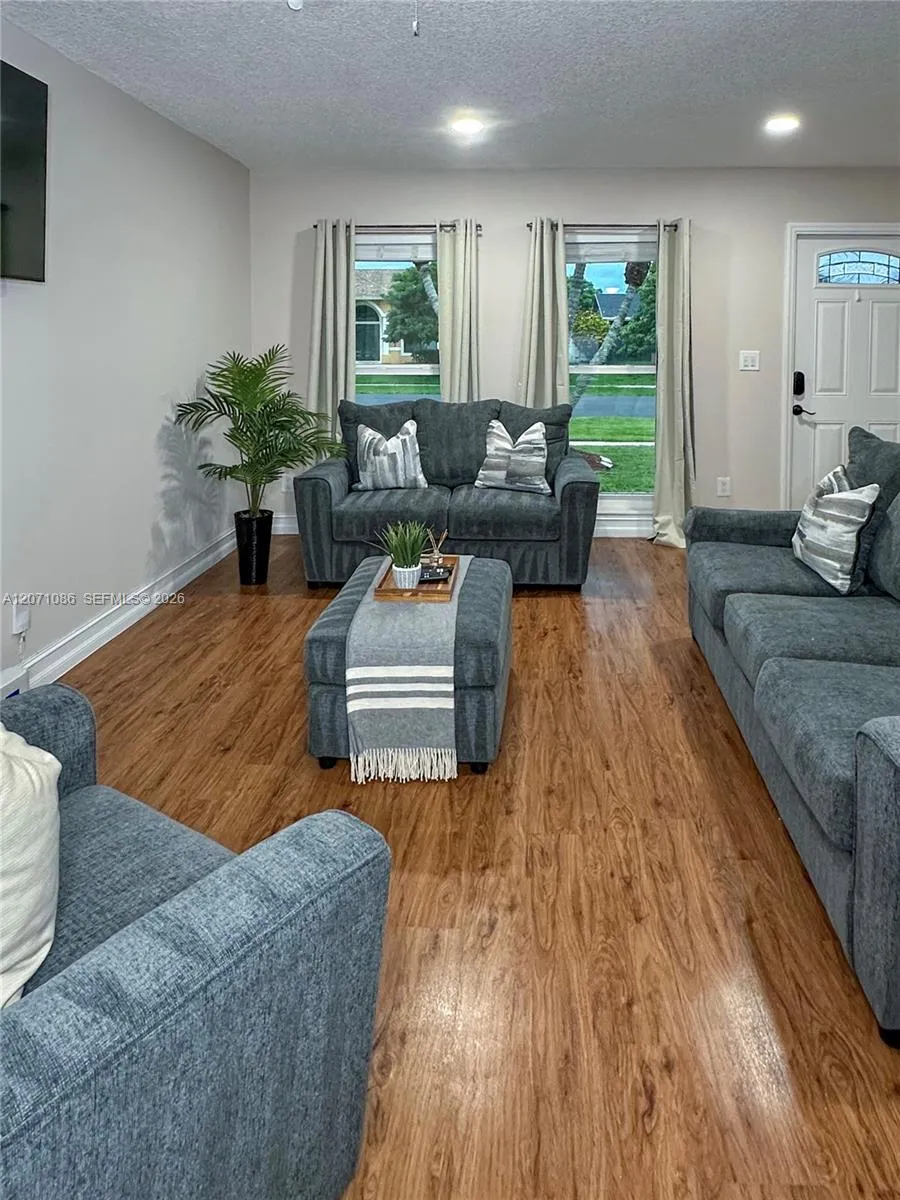 177 Dove Cir Royal Palm Beach, FL 33411