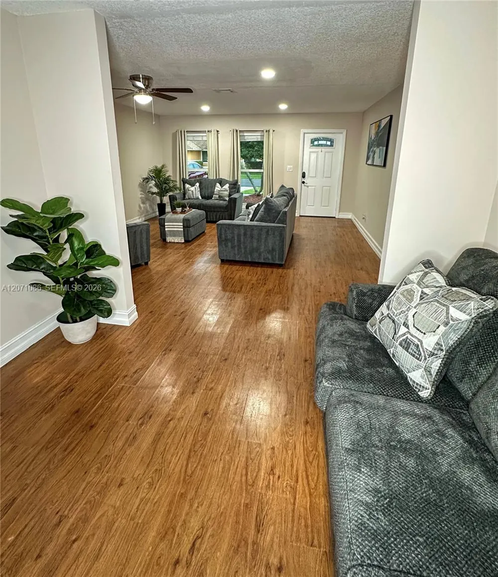 177 Dove Cir Royal Palm Beach, FL 33411