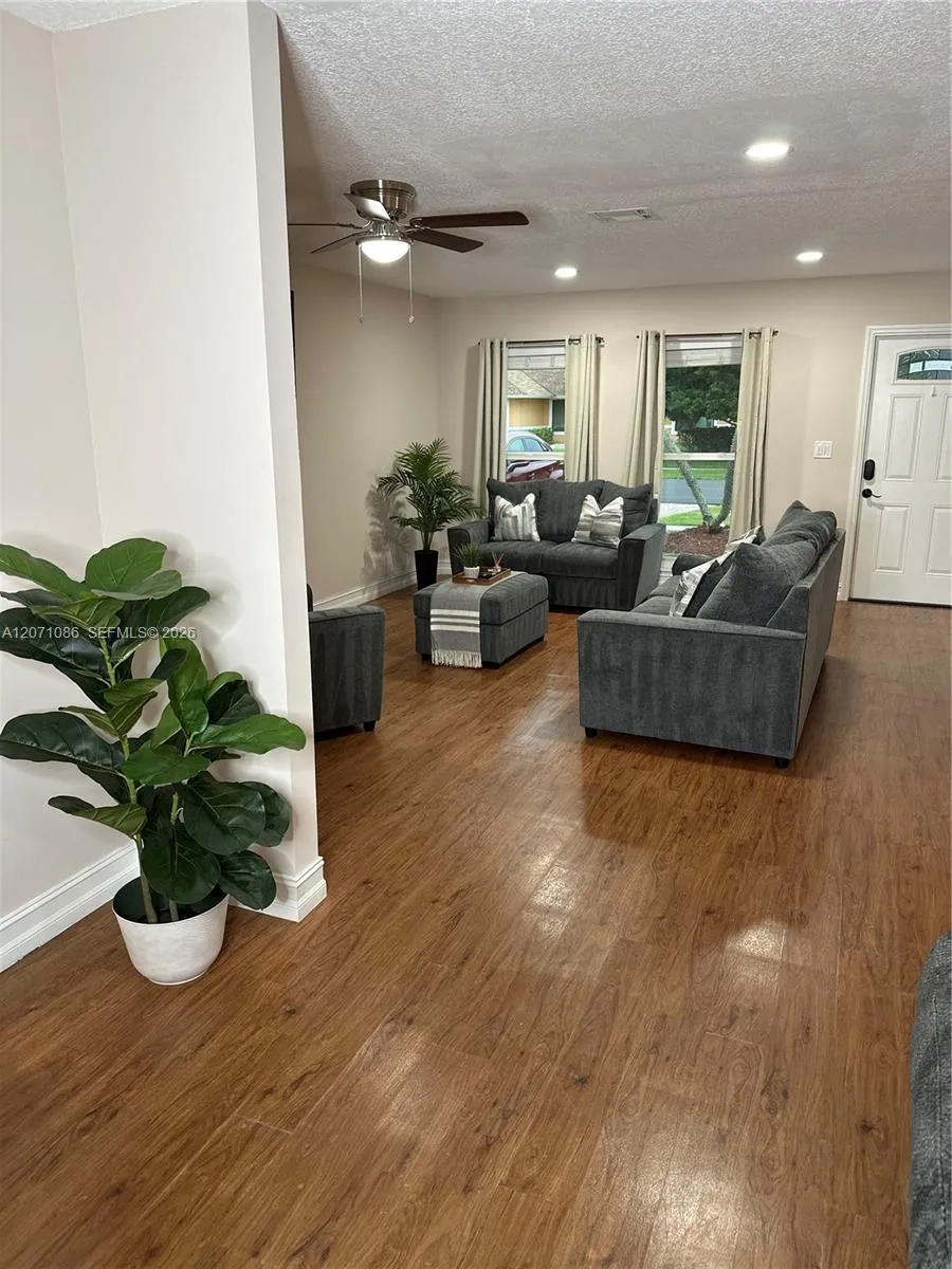 177 Dove Cir Royal Palm Beach, FL 33411