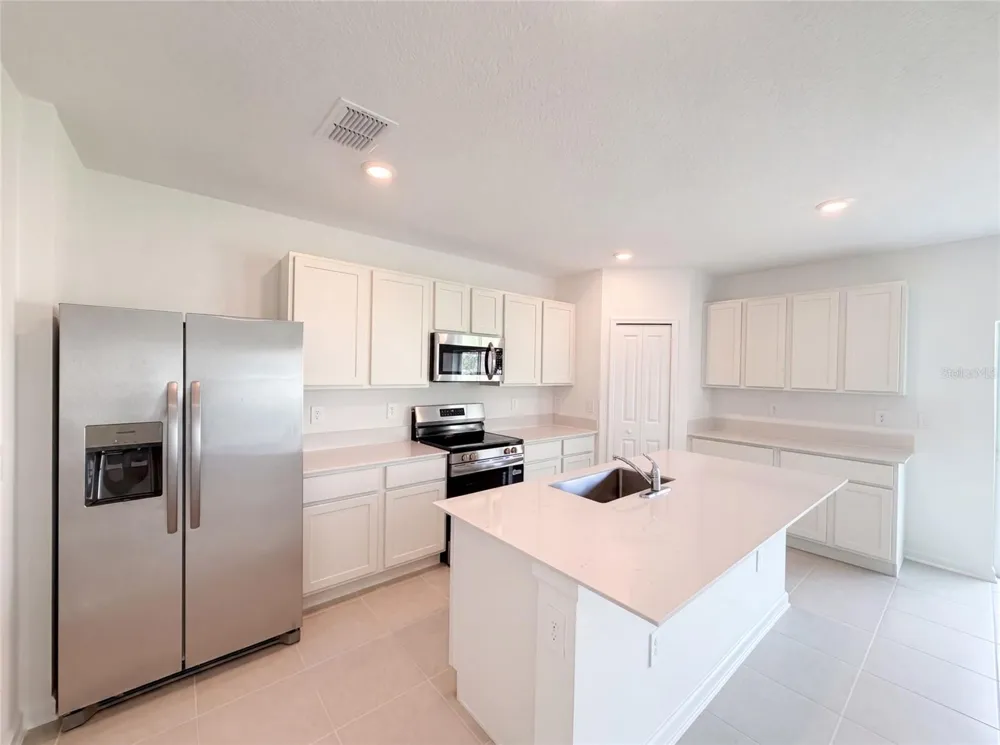 2142 LASSO LOOP Eagle Lake, FL 33839