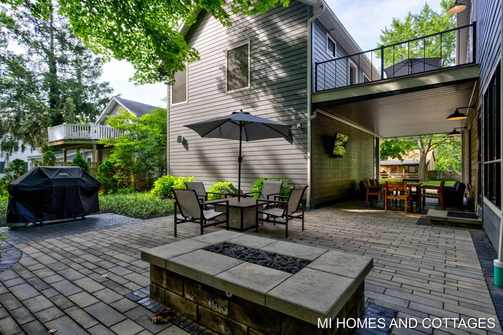 702 Lake Street Saugatuck, MI 49453