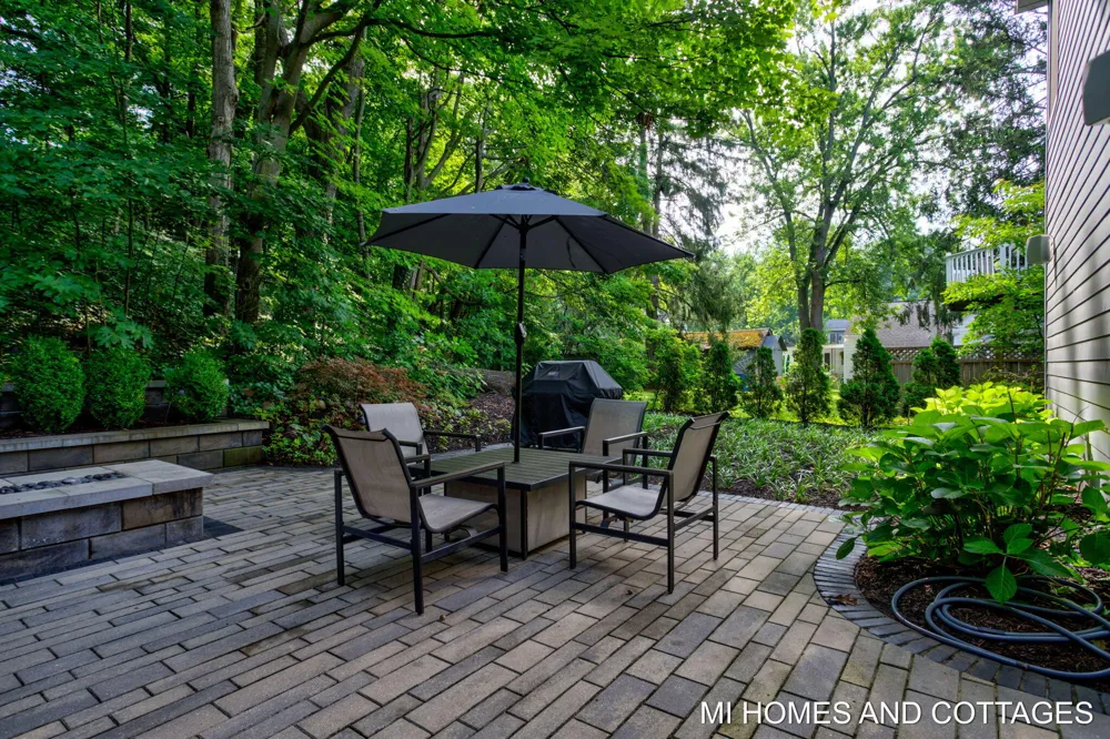 702 Lake Street Saugatuck, MI 49453