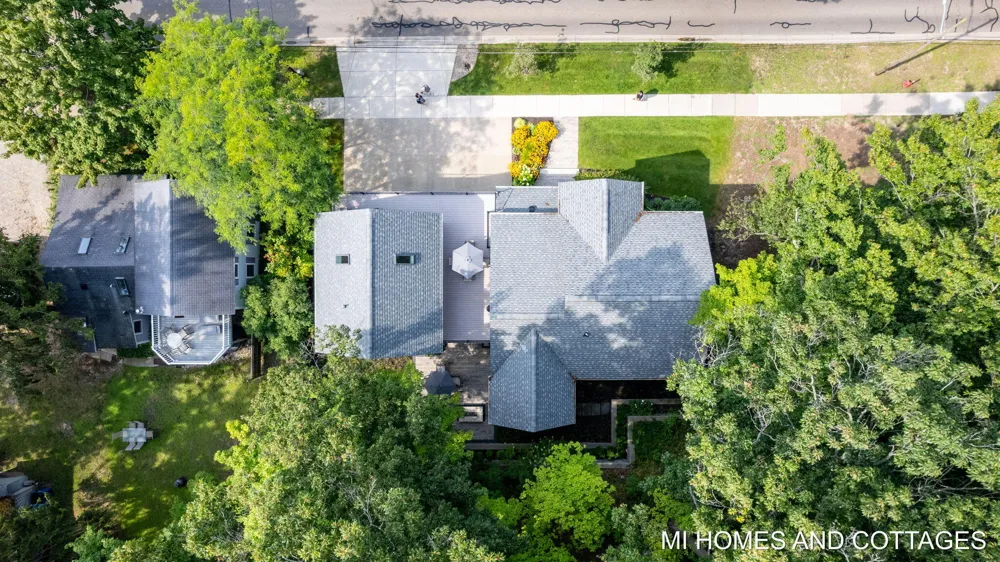 702 Lake Street Saugatuck, MI 49453