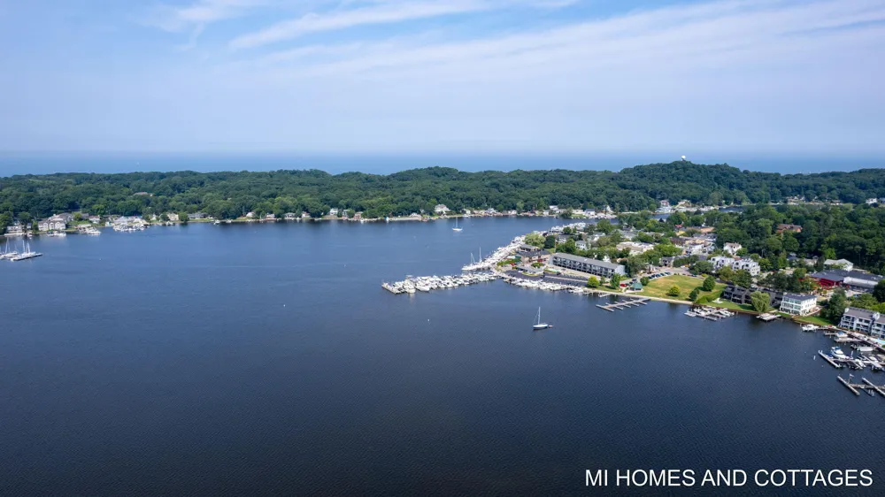 702 Lake Street Saugatuck, MI 49453